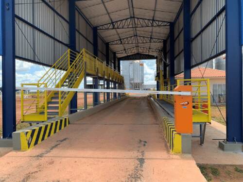 Balança rodoviária de 30 metros com controle de acesso por cancela